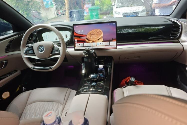 Used BYD Han 2025 EV Intelligent Driving Edition 605KM Prestige Model Center Console