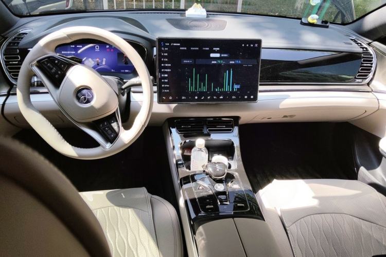 Used BYD Han 2025 DM-i Smart Drive 125KM Elite Model Center Console