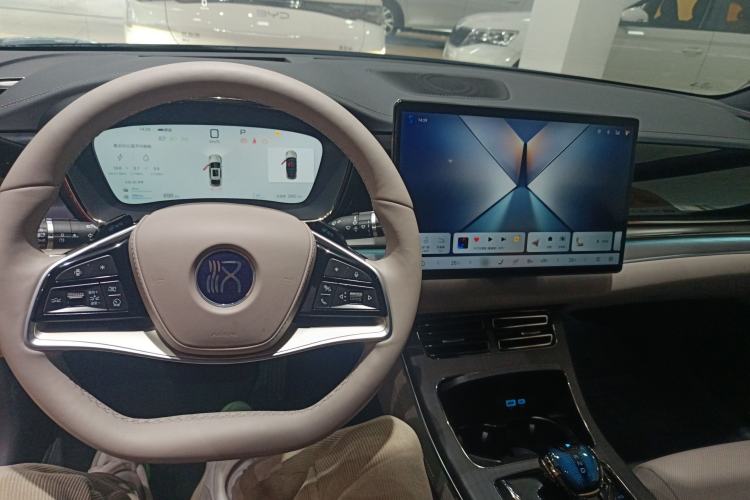 Used BYD Han 2025 DM-i 125KM LiDAR-Powered Intelligent Driving Model Center Console