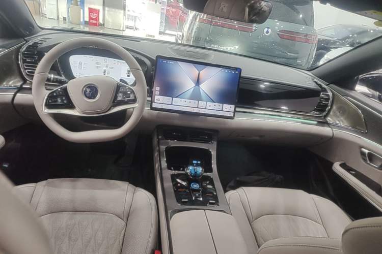 Used BYD Han 2025 DM-i Intelligent Driving Edition 125KM LiDAR Flagship Model Center Console