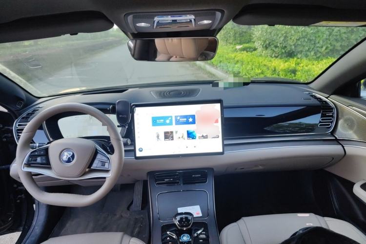 Used BYD Han 2025 EV with 701 km of Laser Radar-Enabled Intelligent Driving Center Console