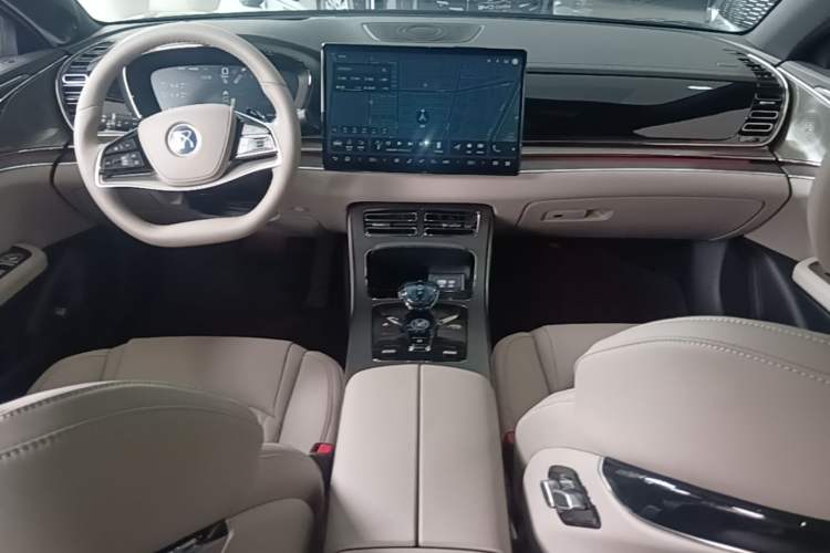 Used BYD Han 2025 DM-i 125KM LiDAR-Powered Intelligent Driving Model Center Console