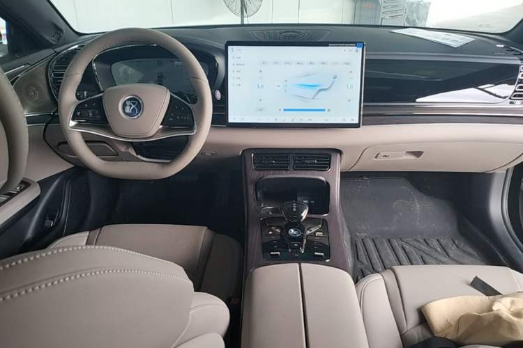 Used BYD Han 2025 EV Intelligent Driving Edition 701KM LiDAR Deluxe Model Center Console