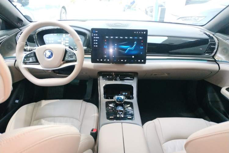 Used BYD Han 2025 EV with 701 km of Laser Radar-Enabled Intelligent Driving Center Console