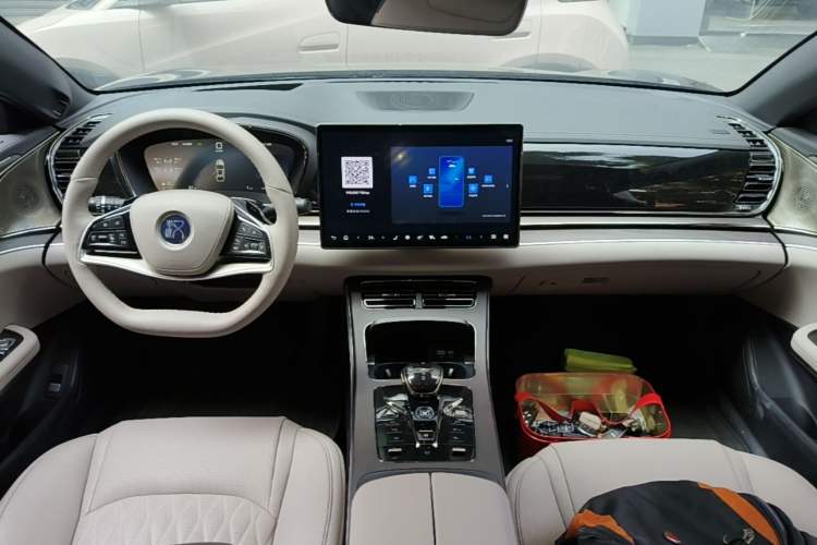 Used BYD Han 2025 DM-i 125KM LiDAR-Powered Intelligent Driving Model Center Console
