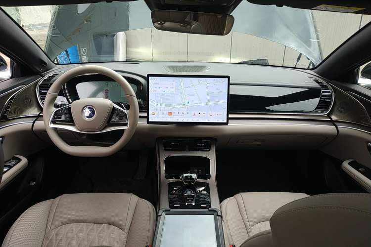 Used BYD Han 2025 EV with 701 km of Laser Radar-Enabled Intelligent Driving Center Console