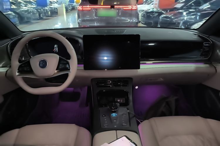 Used BYD Han 2025 DM-i Smart Drive 125KM Elite Model Center Console