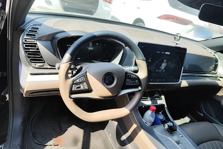 Used BYD Han 2025 DM-i Smart Drive 125KM Elite Model Center Console