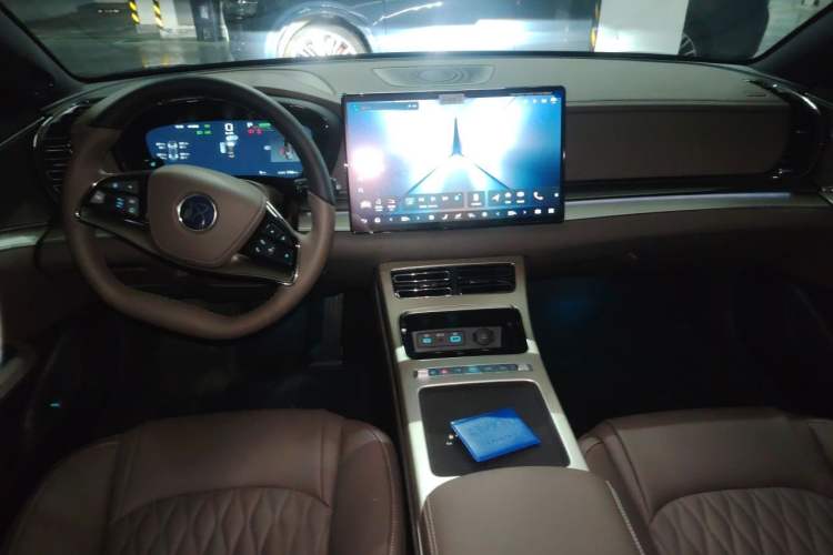 Used BYD Han 2025 Model EV Intelligent Driving Edition 635KM Flagship Center Console
