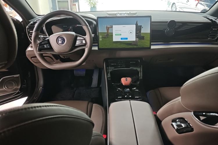 Used BYD Han 2025 EV Intelligent Driving Edition 605KM Prestige Model Center Console