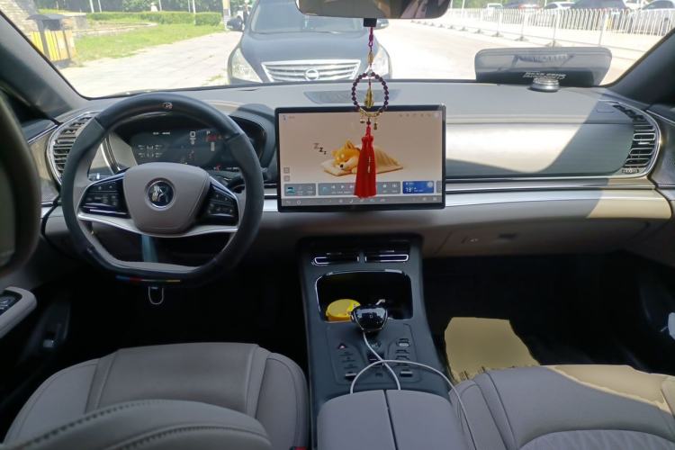 Used BYD Han 2025 DM-i Intelligent Driving Edition 125KM Prestige Model Center Console