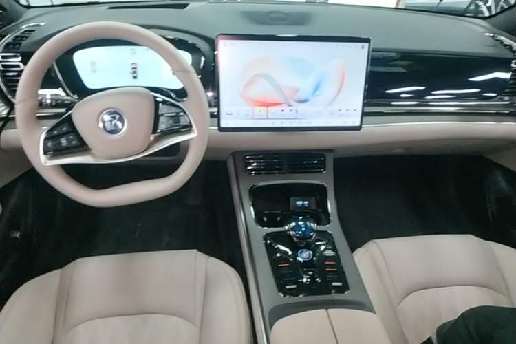 Used BYD Han 2025 EV with 701 km of Laser Radar-Enabled Intelligent Driving Center Console