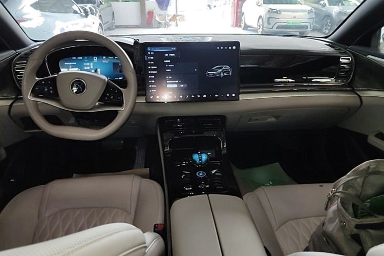 Used BYD Han 2025 EV Intelligent Driving Edition 605KM Prestige Model Center Console