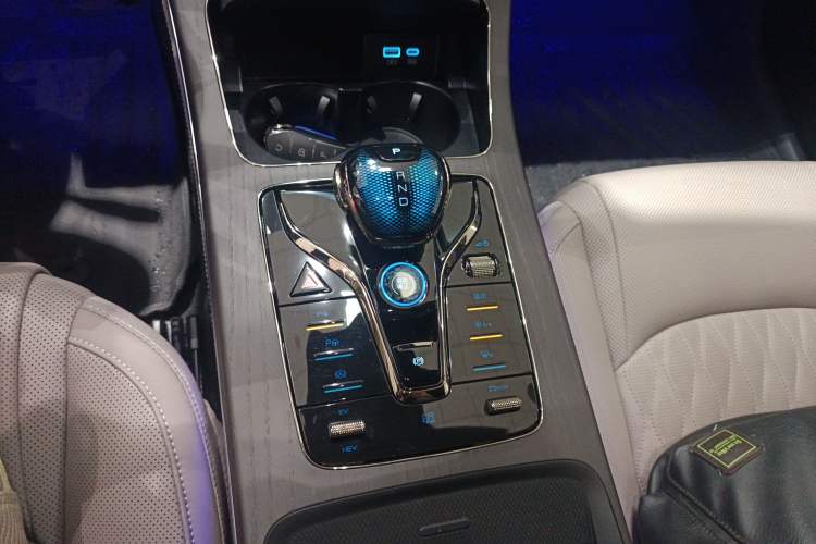Used BYD Han 2025 DM-i 125KM LiDAR-Powered Intelligent Driving Model Gear Lever