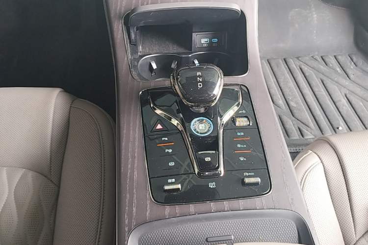 Used BYD Han 2025 EV Intelligent Driving Edition 701KM LiDAR Deluxe Model Gear Lever