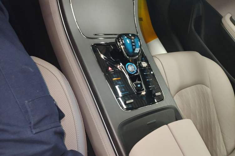 Used BYD Han 2025 DM-i Intelligent Driving Edition 125KM LiDAR Flagship Model Gear Lever