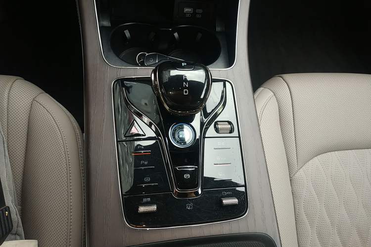 Used BYD Han 2025 EV with 701 km of Laser Radar-Enabled Intelligent Driving Gear Lever