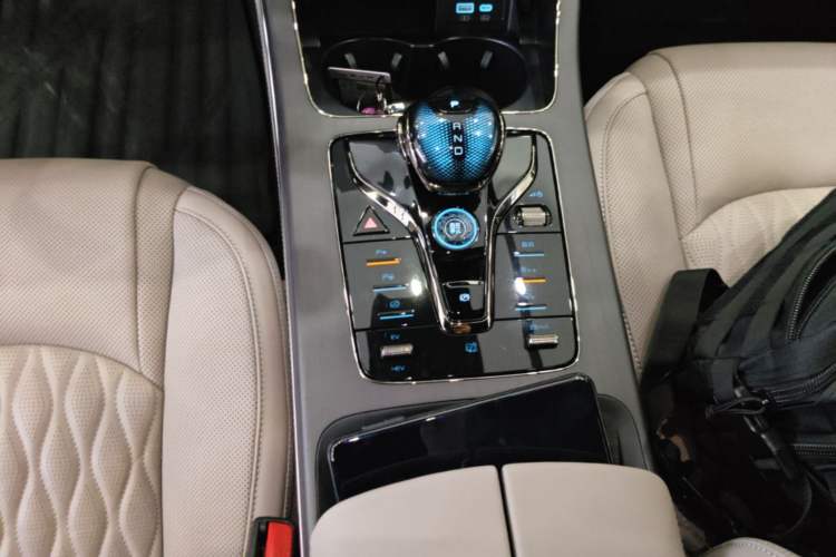 Used BYD Han 2025 DM-i Intelligent Driving Edition 125KM LiDAR Flagship Model Gear Lever