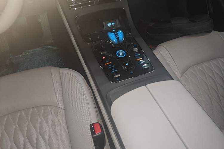 Used BYD Han 2025 DM-i Intelligent Driving Edition 125KM LiDAR Flagship Model Gear Lever
