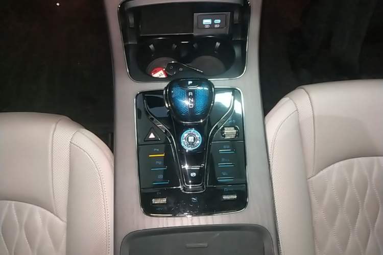 Used BYD Han 2025 DM-i Intelligent Driving Edition 125KM LiDAR Flagship Model Gear Lever