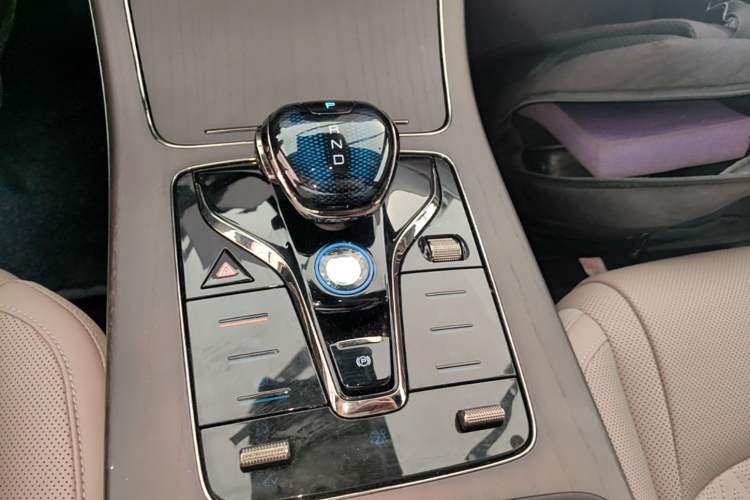 Used BYD Han 2025 DM-i 125KM LiDAR-Powered Intelligent Driving Model Gear Lever