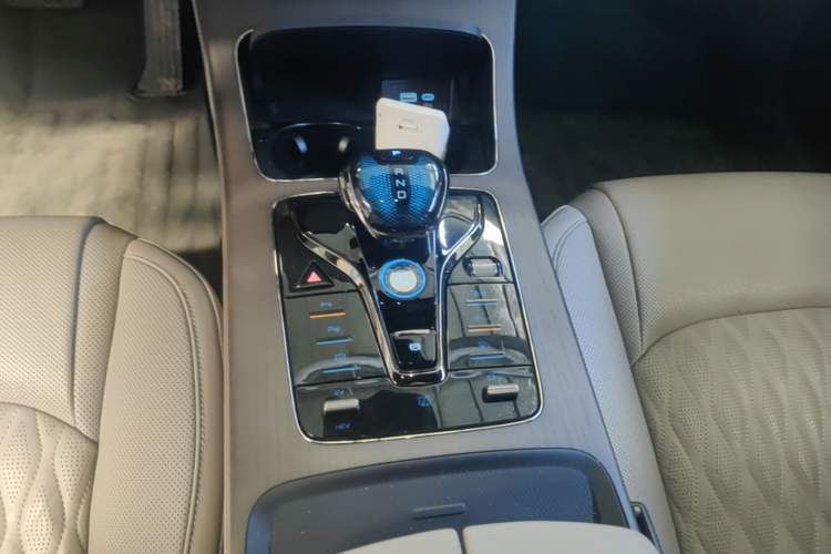 Used BYD Han 2025 DM-i Intelligent Driving Edition 125KM LiDAR Flagship Model Gear Lever