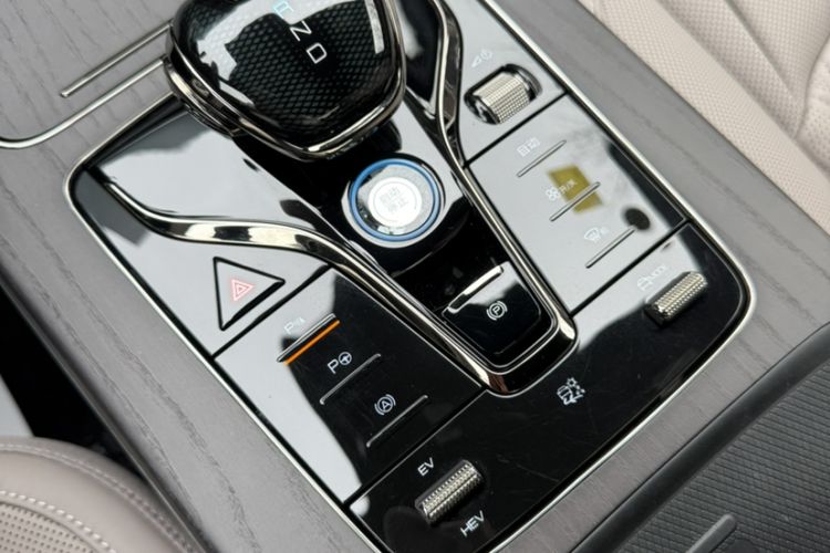 Used BYD Han 2025 DM-i Intelligent Driving Edition 125KM LiDAR Flagship Model Interior 1