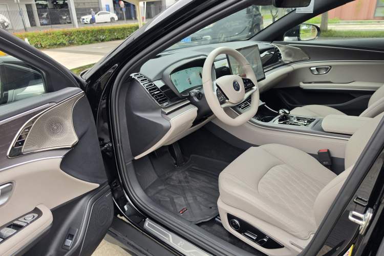 Used BYD Han 2025 EV with 701 km of Laser Radar-Enabled Intelligent Driving Interior 1