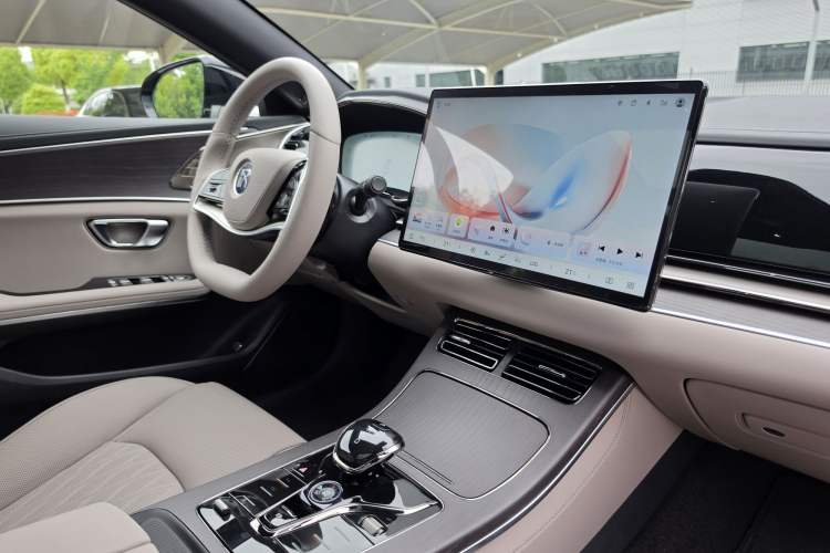 Used BYD Han 2025 EV with 701 km of Laser Radar-Enabled Intelligent Driving Interior 4