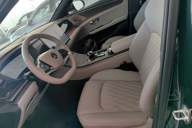 Used BYD Han 2025 DM-i 125KM LiDAR-Powered Intelligent Driving Model Left Front Seat