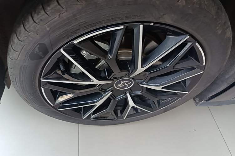 Used BYD Han 2025 DM-i 125KM Prestige Model Left Front Wheel Hub