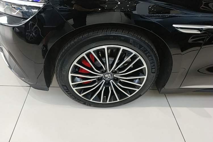Used BYD Han 2025 EV with 701 km of Laser Radar-Enabled Intelligent Driving Left Front Wheel Hub