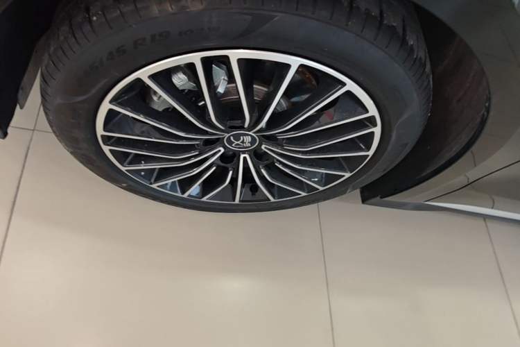 Used BYD Han 2025 DM-i Intelligent Driving Edition 125KM LiDAR Flagship Model Left Front Wheel Hub