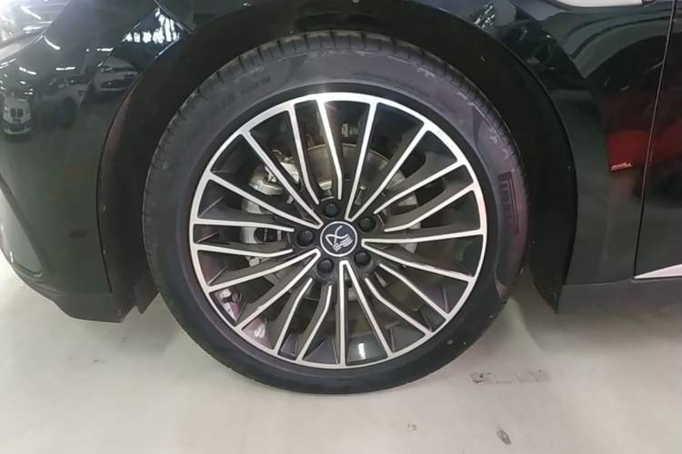 Used BYD Han 2025 DM-i Intelligent Driving Edition 125KM LiDAR Flagship Model Left Front Wheel Hub