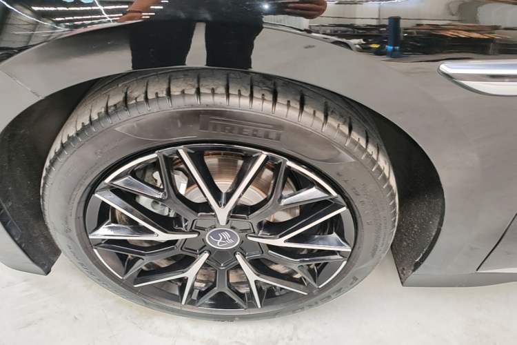 Used BYD Han 2025 DM-i Smart Drive 125KM Prestige Model Left Front Wheel Hub