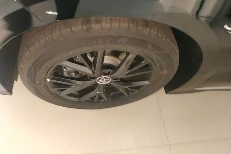Used BYD Han 2025 DM-i Smart Drive 125KM Elite Model Left Front Wheel Hub