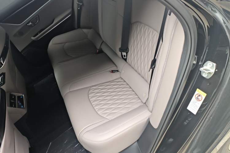 Used BYD Han 2025 DM-i 125KM LiDAR-Powered Intelligent Driving Model Left Rear Seat