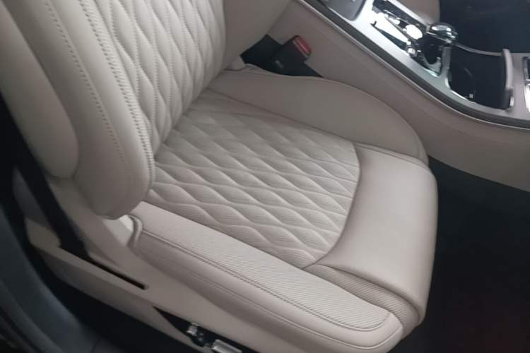 Used BYD Han 2025 DM-i 125KM LiDAR-Powered Intelligent Driving Model Right Front Seat