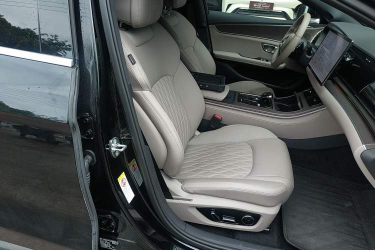 Used BYD Han 2025 EV with 701 km of Laser Radar-Enabled Intelligent Driving Right Front Seat