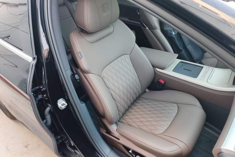 Used BYD Han 2025 DM-i Intelligent Driving Edition 245KM Prestigious Edition Right Front Seat