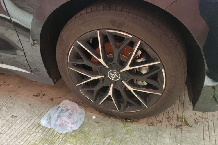 Used BYD Han 2025 DM-i Intelligent Driving Edition 125KM Prestige Model Right Front Wheel Hub
