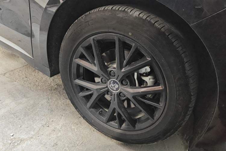Used BYD Han 2025 DM-i Smart Drive 125KM Elite Model Right Front Wheel Hub
