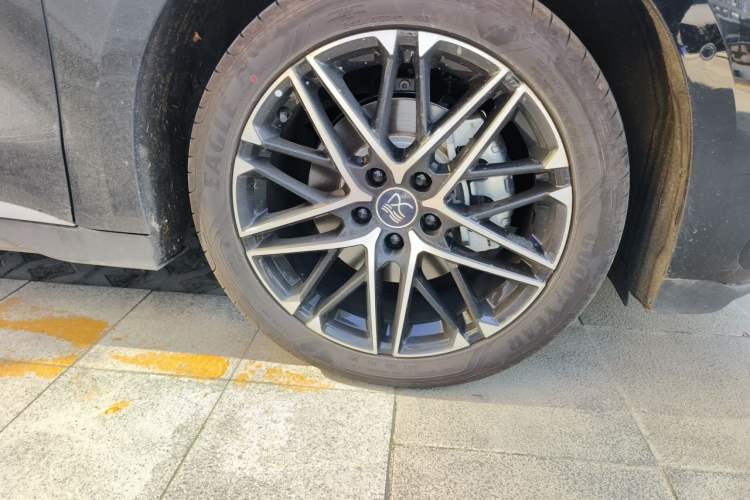 Used BYD Han 2025 Model EV Intelligent Driving Edition 635KM Flagship Right Front Wheel Hub