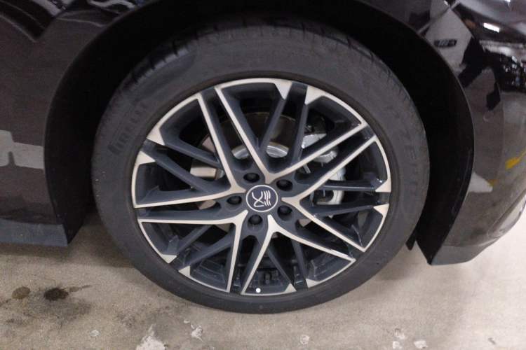 Used BYD Han 2025 EV Intelligent Driving Edition 605KM Prestige Model Right Front Wheel Hub