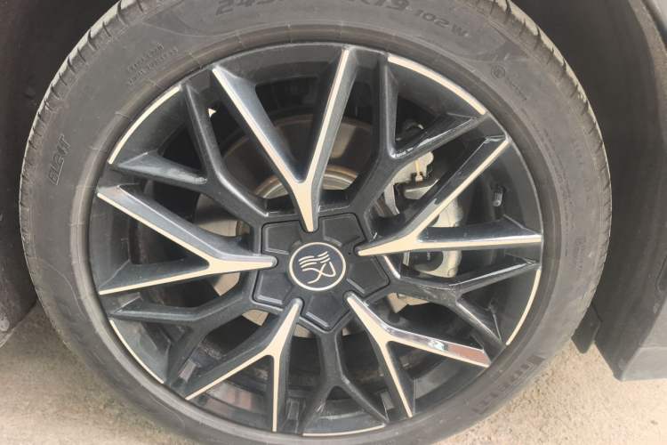 Used BYD Han 2025 DM-i 125KM Prestige Model Right Front Wheel Hub