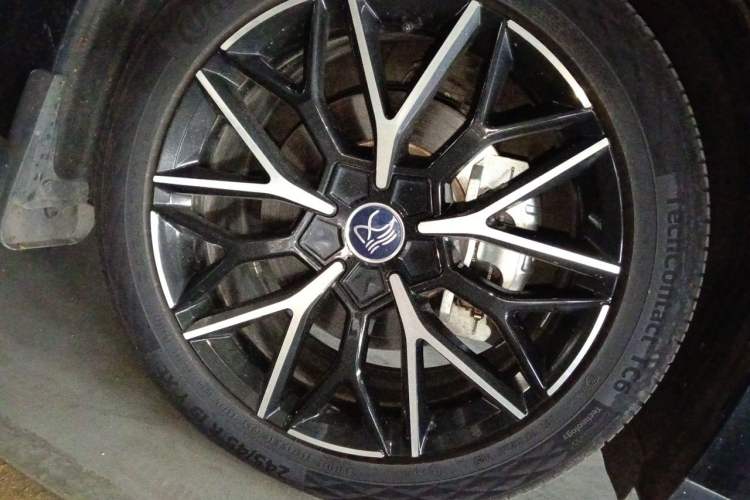 Used BYD Han 2025 DM-i 125KM Prestige Model Right Front Wheel Hub