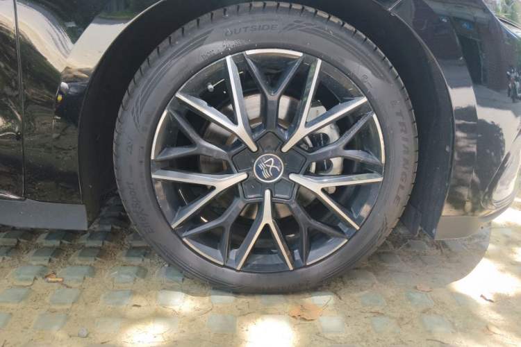 Used BYD Han 2025 DM-i 125KM Prestige Model Right Front Wheel Hub