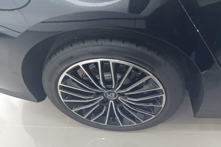 Used BYD Han 2025 DM-i 125KM LiDAR-Powered Intelligent Driving Model Right Rear Wheel Hub