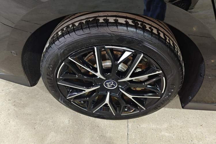 Used BYD Han 2025 DM-i Smart Drive 125KM Prestige Model Right Rear Wheel Hub