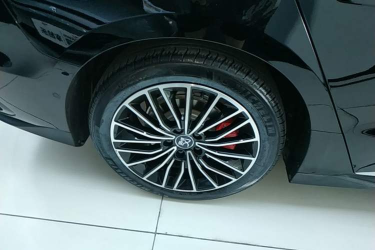 Used BYD Han 2025 EV with 701 km of Laser Radar-Enabled Intelligent Driving Right Rear Wheel Hub